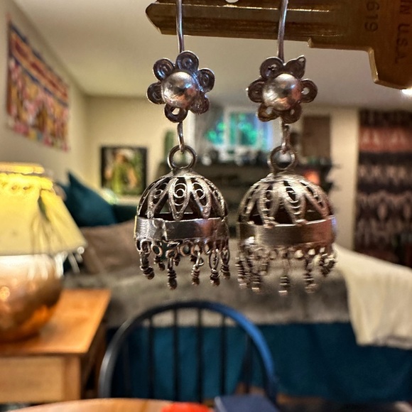 Darling sterling silver 1.5” vintage chandelier earrings w flower design. - Picture 6 of 9